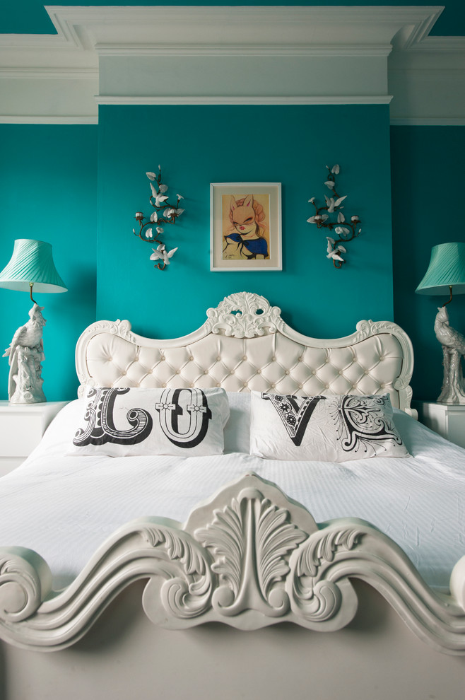 Inspiration pour une chambre bohème avec un mur bleu.