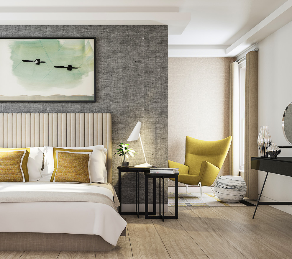 Großes Modernes Schlafzimmer ohne Kamin mit grauer Wandfarbe und hellem Holzboden in London