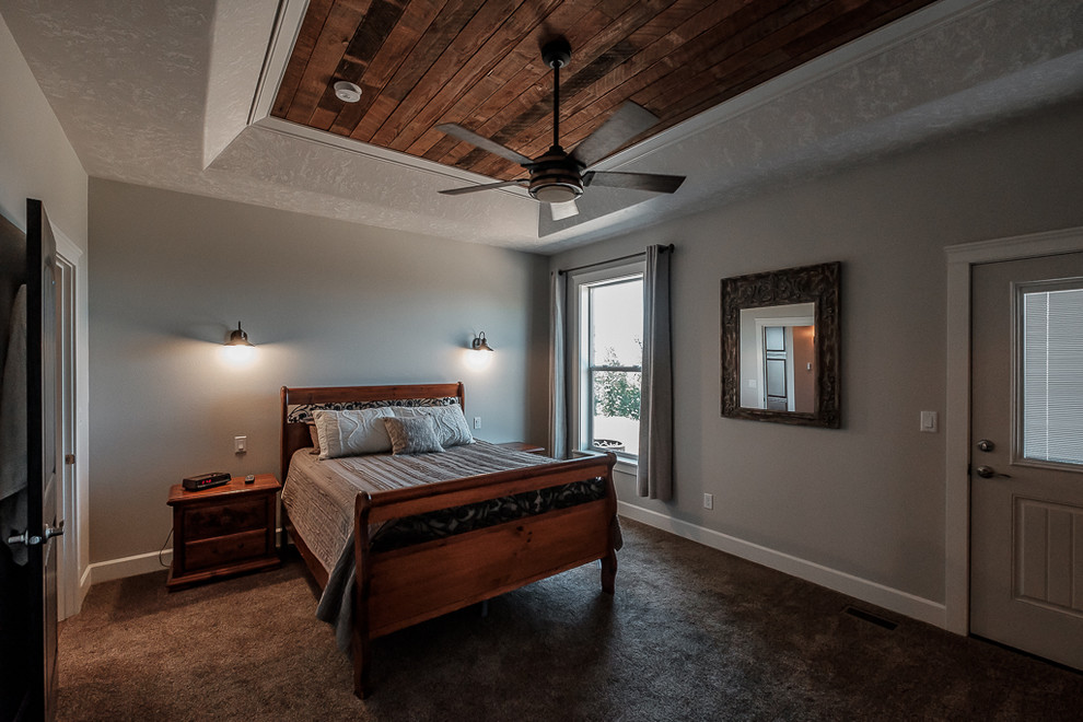 Uriges Hauptschlafzimmer mit beiger Wandfarbe, Teppichboden und grauem Boden in Portland