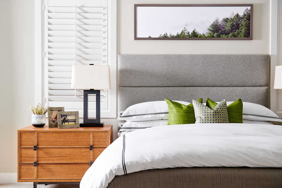 Modelo de dormitorio clásico renovado con paredes beige, moqueta y suelo beige