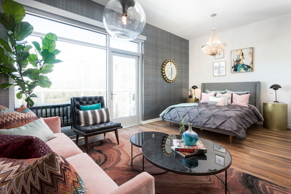 Modernes Schlafzimmer mit grauer Wandfarbe, braunem Holzboden, braunem Boden und Tapetenwänden in Sonstige