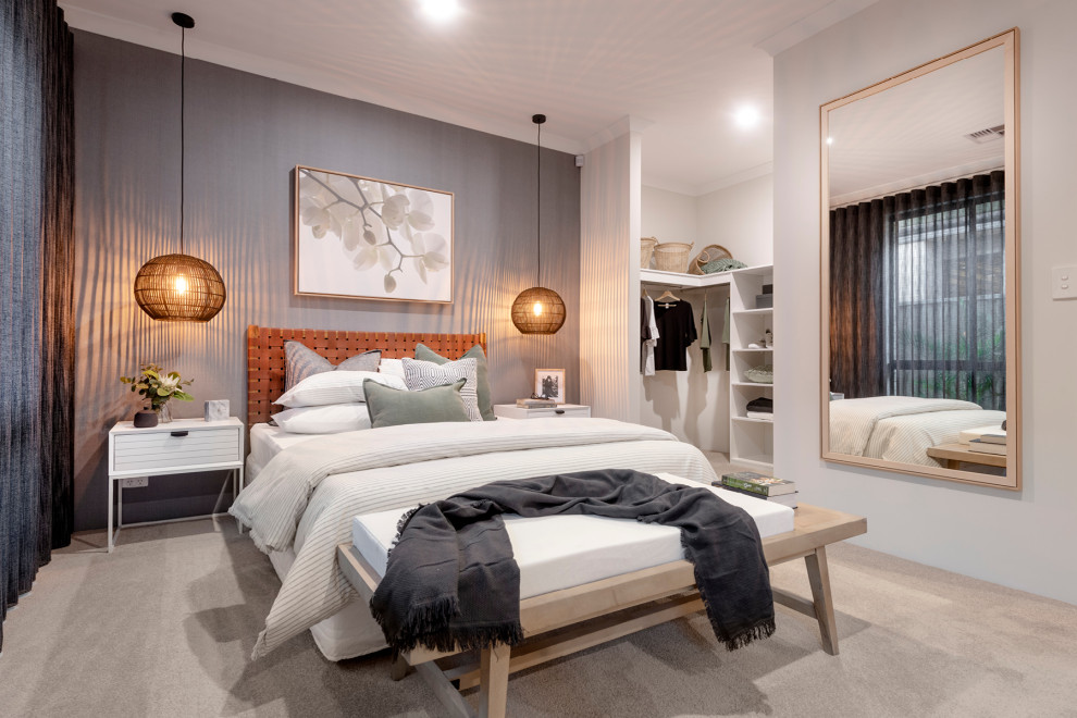 На фото: хозяйская спальня в современном стиле с белыми стенами, ковровым покрытием и бежевым полом без камина с