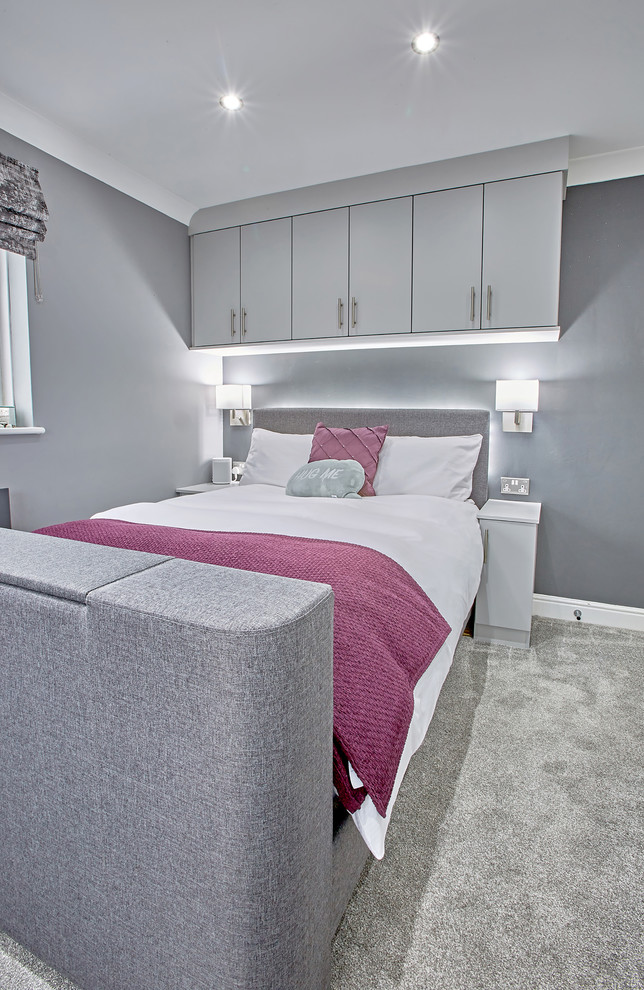 マンチェスターにある小さなコンテンポラリースタイルのおしゃれな寝室 (グレーの壁、カーペット敷き、グレーの床) のレイアウト