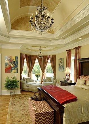 Modelo de dormitorio principal clásico grande con paredes beige y suelo de madera clara