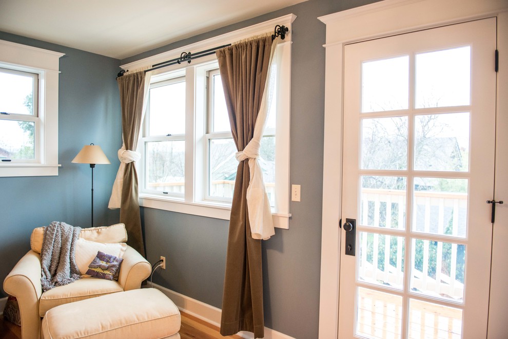 Großes Shabby-Look Hauptschlafzimmer ohne Kamin mit blauer Wandfarbe und hellem Holzboden in Portland