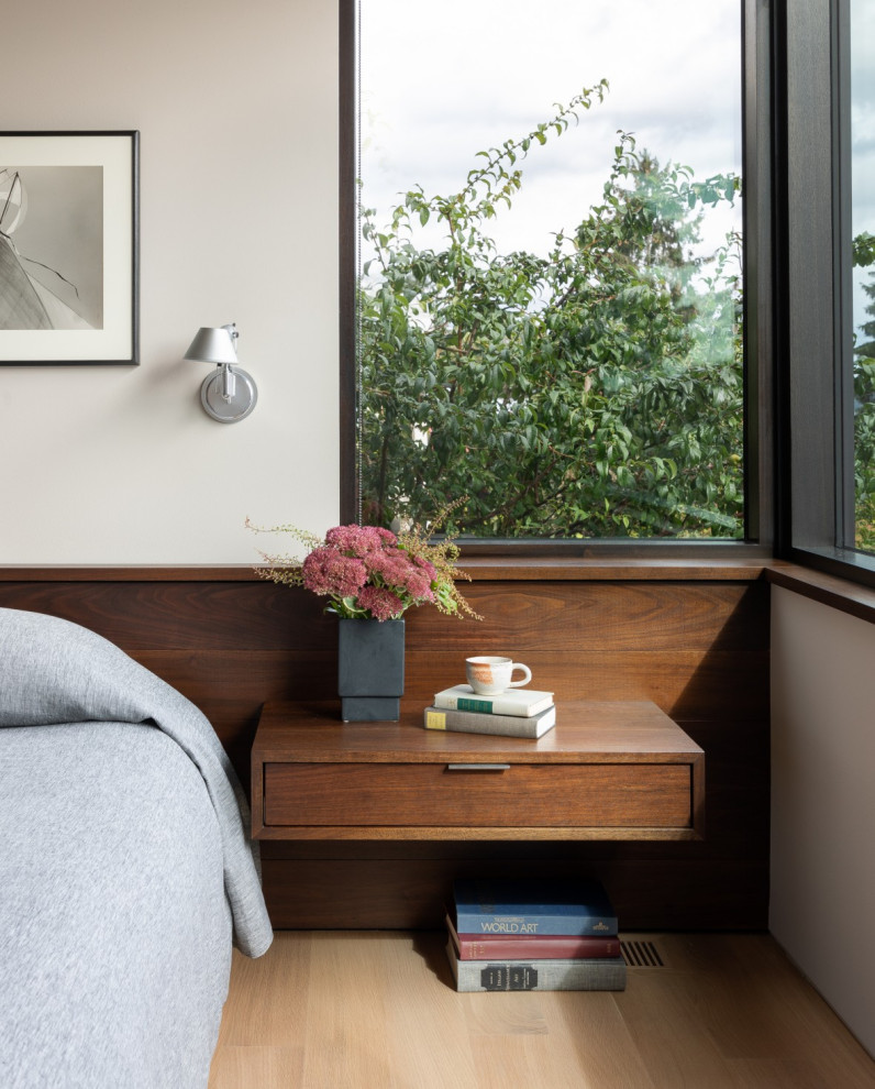 Foto de dormitorio actual con paredes blancas, suelo de madera en tonos medios y madera