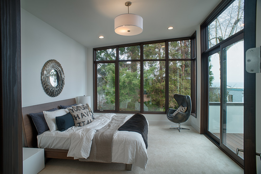 Großes Modernes Hauptschlafzimmer ohne Kamin mit weißer Wandfarbe, Teppichboden und grauem Boden in Seattle