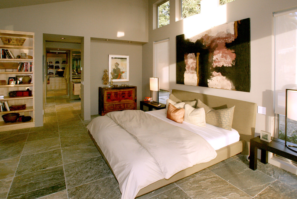 Свежая идея для дизайна: хозяйская спальня в современном стиле с серыми стенами и полом из сланца - отличное фото интерьера
