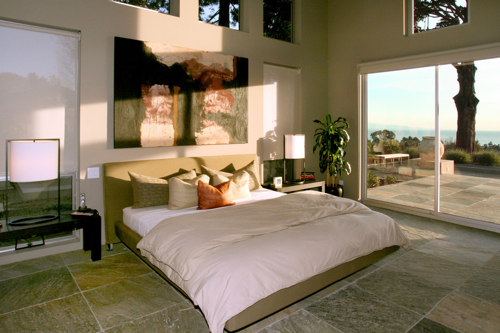 Источник вдохновения для домашнего уюта: хозяйская спальня в современном стиле с серыми стенами и полом из сланца