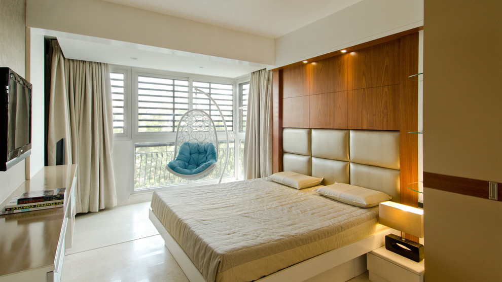 Cette photo montre une chambre parentale tendance de taille moyenne avec un mur blanc et un sol en marbre.