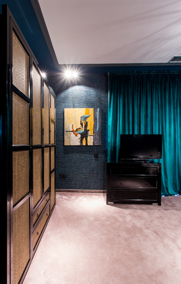 Пример оригинального дизайна: большая хозяйская спальня в стиле фьюжн с синими стенами, ковровым покрытием и фиолетовым полом