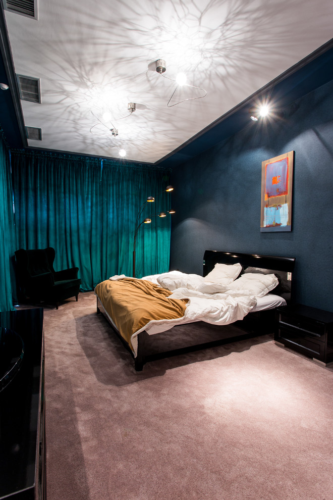 На фото: большая хозяйская спальня в стиле фьюжн с синими стенами, ковровым покрытием и фиолетовым полом