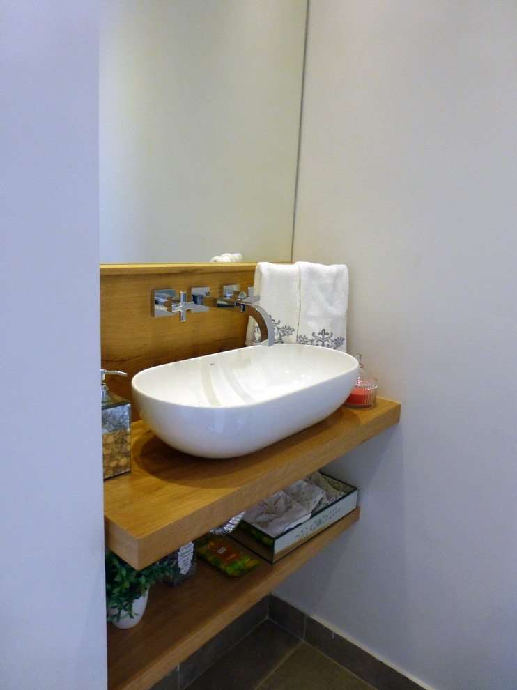 Imagen de habitación de invitados contemporánea pequeña con paredes beige y suelo de baldosas de porcelana