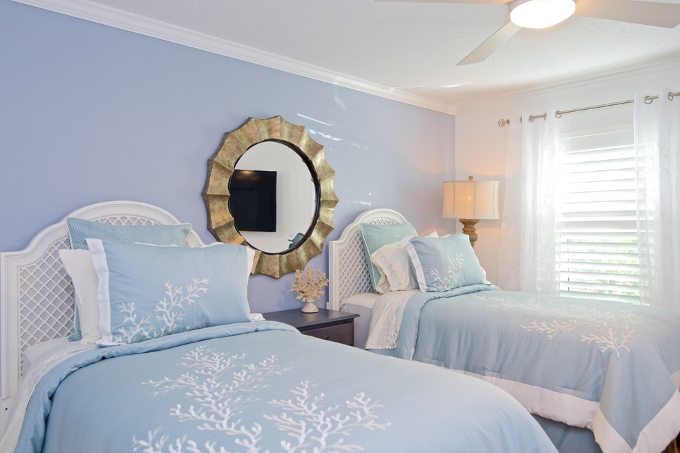 Foto di una camera degli ospiti costiera di medie dimensioni con pareti blu