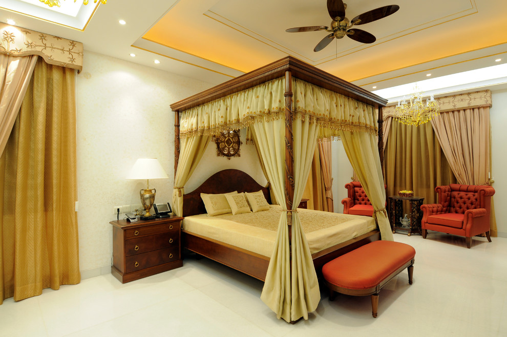 Klassisches Hauptschlafzimmer mit weißem Boden in Hyderabad