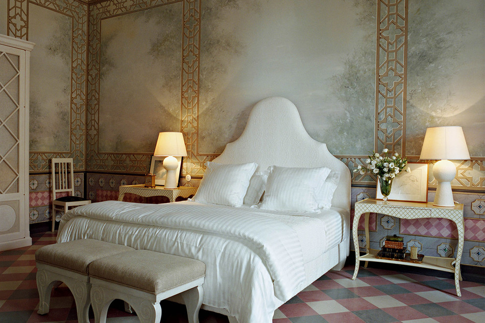 Пример оригинального дизайна: большая хозяйская спальня в средиземноморском стиле с разноцветными стенами