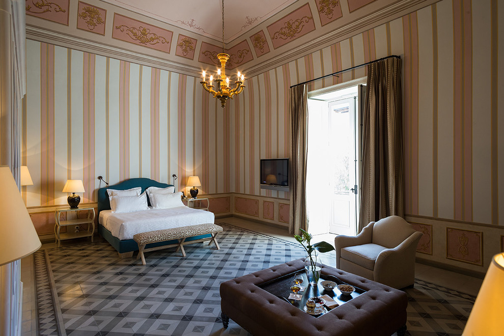 Свежая идея для дизайна: гостевая спальня среднего размера, (комната для гостей) с разноцветными стенами - отличное фото интерьера