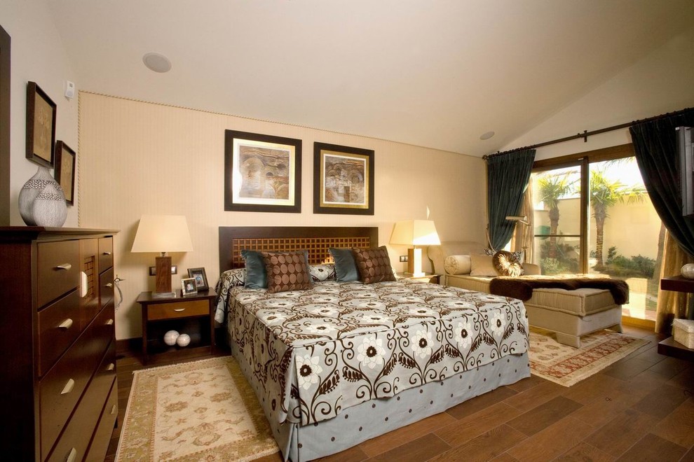 Foto de habitación de invitados mediterránea grande sin chimenea con paredes beige y suelo de madera oscura