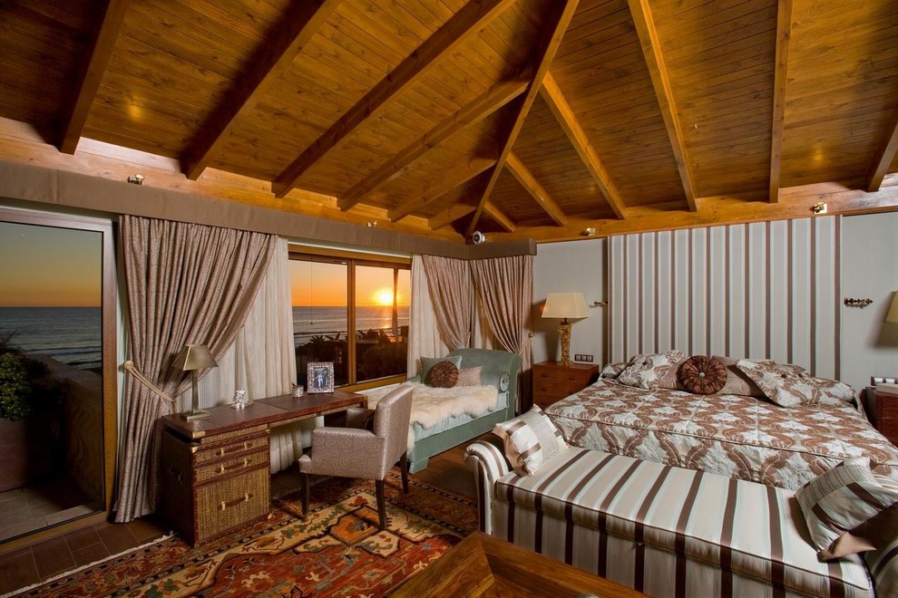 Свежая идея для дизайна: большая хозяйская спальня в средиземноморском стиле с серыми стенами, паркетным полом среднего тона, коричневым полом, балками на потолке и обоями на стенах без камина - отличное фото интерьера
