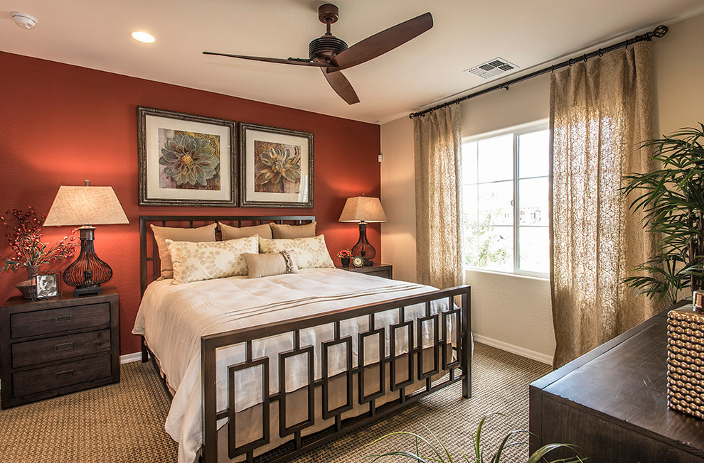Idee per una camera da letto tradizionale con pareti rosse, moquette e pavimento beige