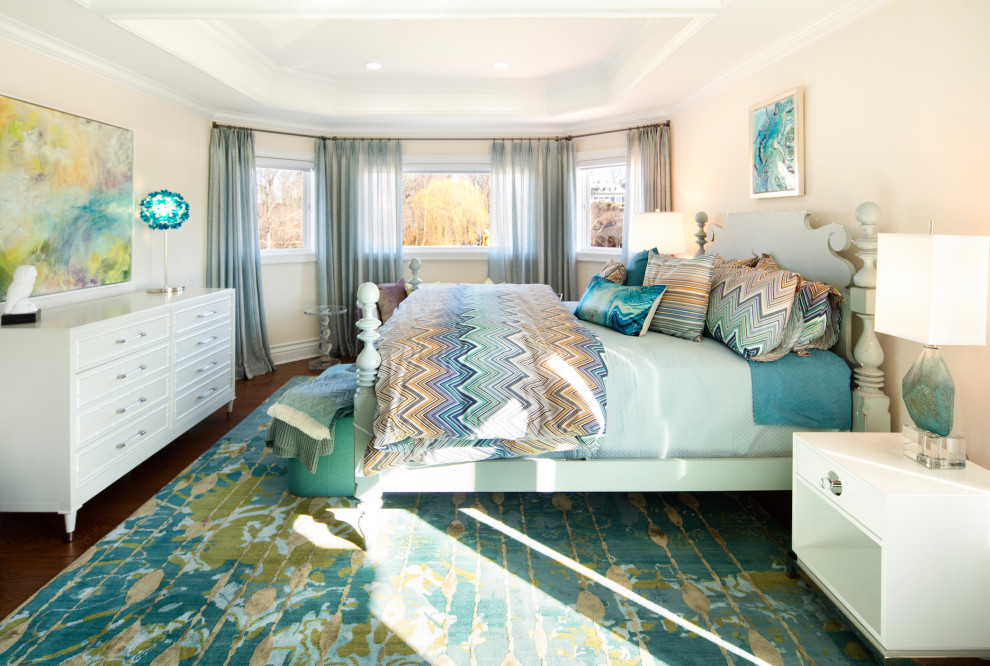 Idee per una camera degli ospiti costiera di medie dimensioni con pareti bianche, pavimento in legno massello medio e pavimento marrone