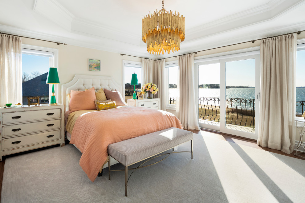 ニューヨークにある中くらいなビーチスタイルのおしゃれな客用寝室 (白い壁、無垢フローリング、茶色い床)