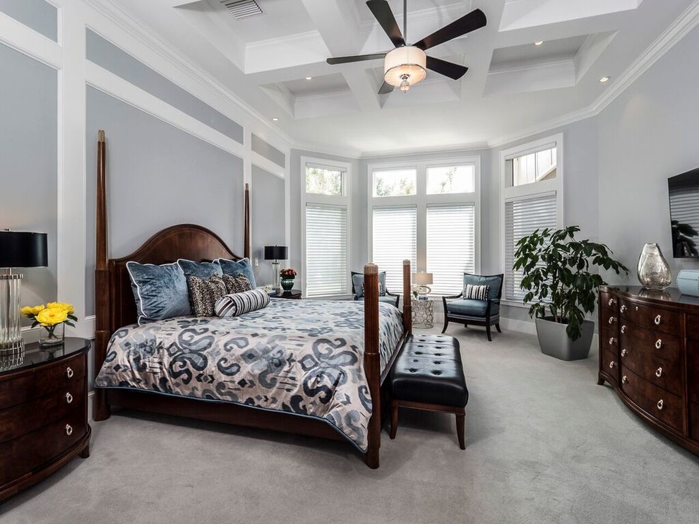 Imagen de dormitorio tradicional renovado grande sin chimenea con paredes azules y moqueta