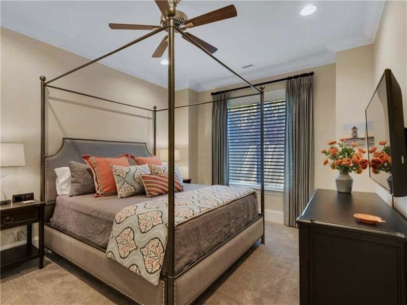Foto de habitación de invitados costera de tamaño medio sin chimenea con paredes beige, moqueta y suelo beige