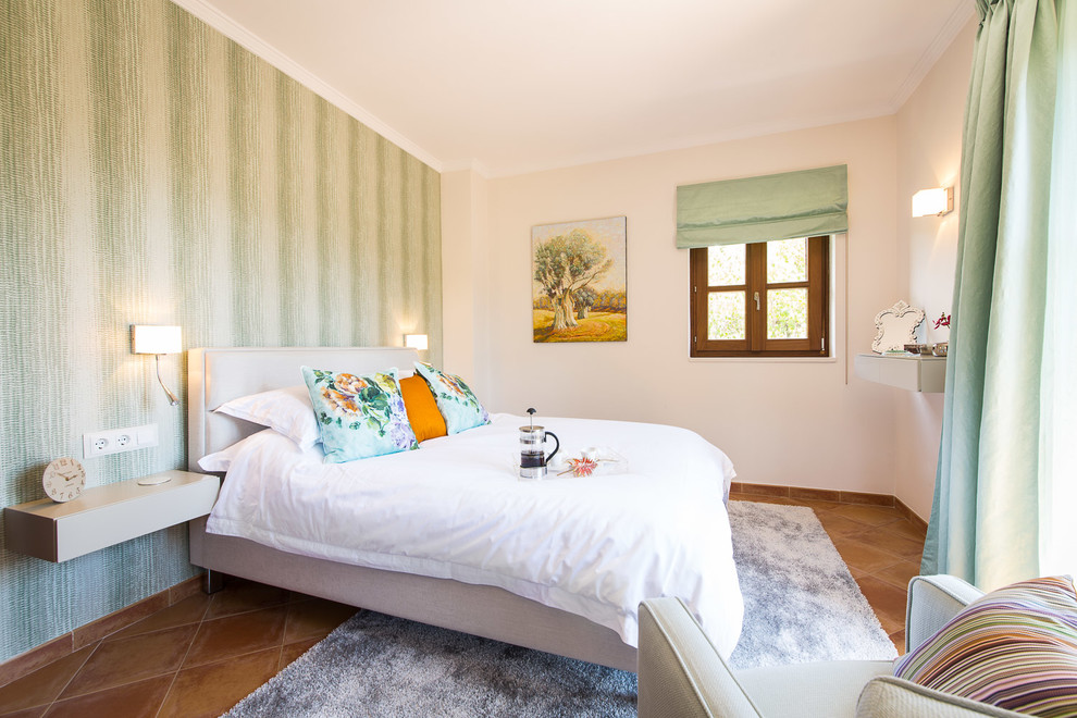 Diseño de dormitorio principal bohemio de tamaño medio sin chimenea con paredes multicolor y suelo de baldosas de terracota