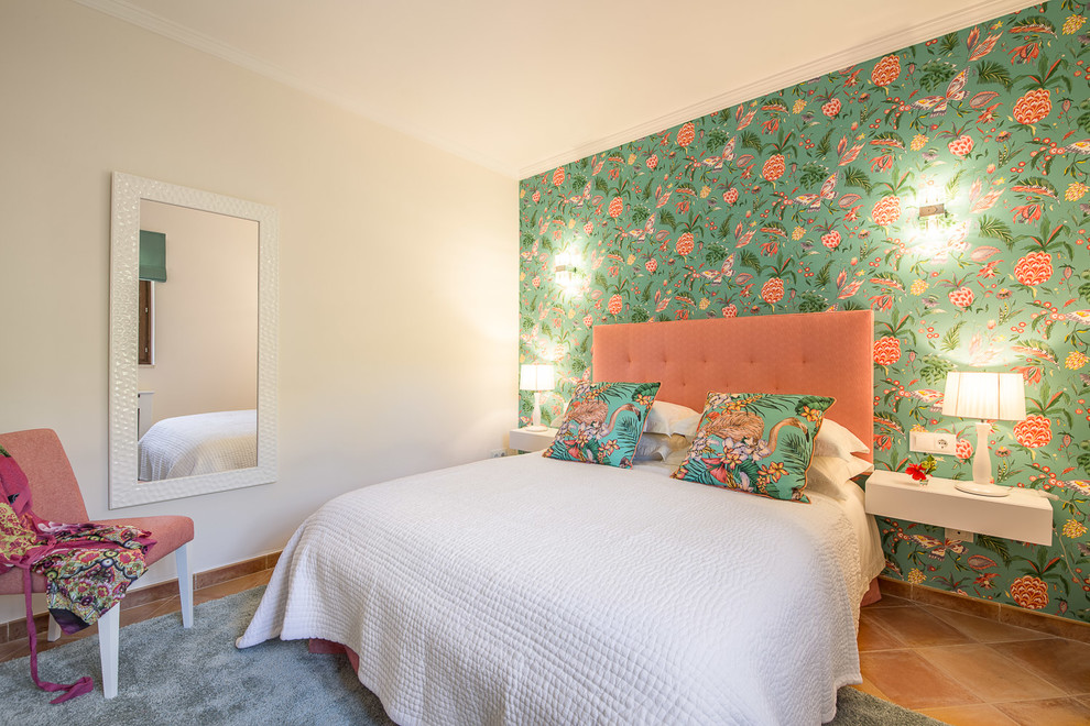 Imagen de dormitorio principal ecléctico de tamaño medio sin chimenea con paredes multicolor y suelo de baldosas de terracota