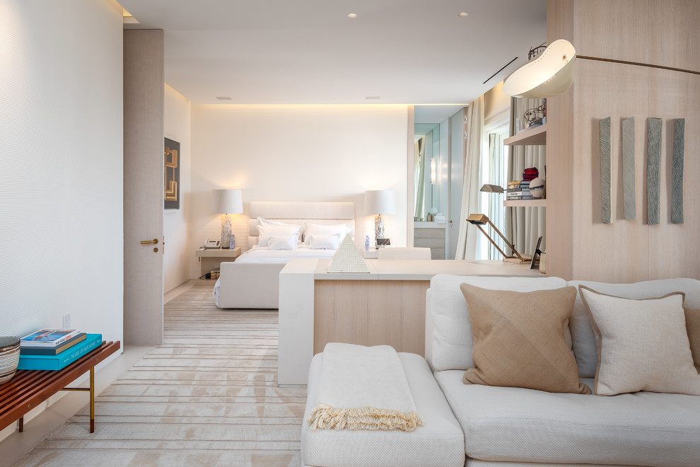 Großes Maritimes Gästezimmer ohne Kamin mit weißer Wandfarbe, Teppichboden und beigem Boden in Miami