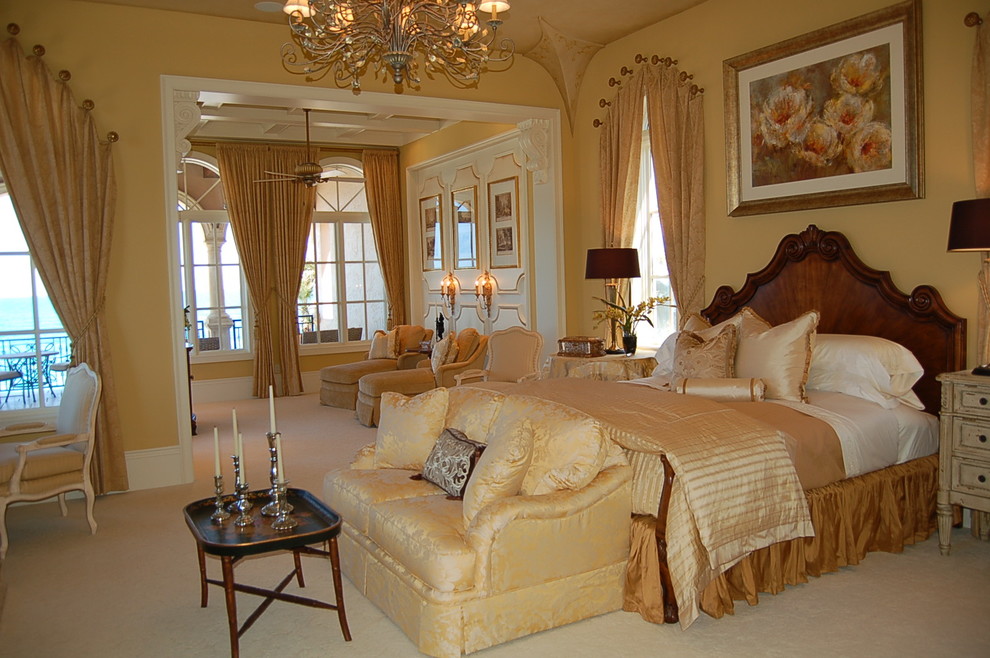 Geräumiges Klassisches Hauptschlafzimmer ohne Kamin mit beiger Wandfarbe, Teppichboden und beigem Boden in Miami