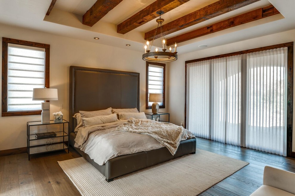 Ispirazione per una camera da letto country con pareti bianche, pavimento in legno massello medio e pavimento marrone