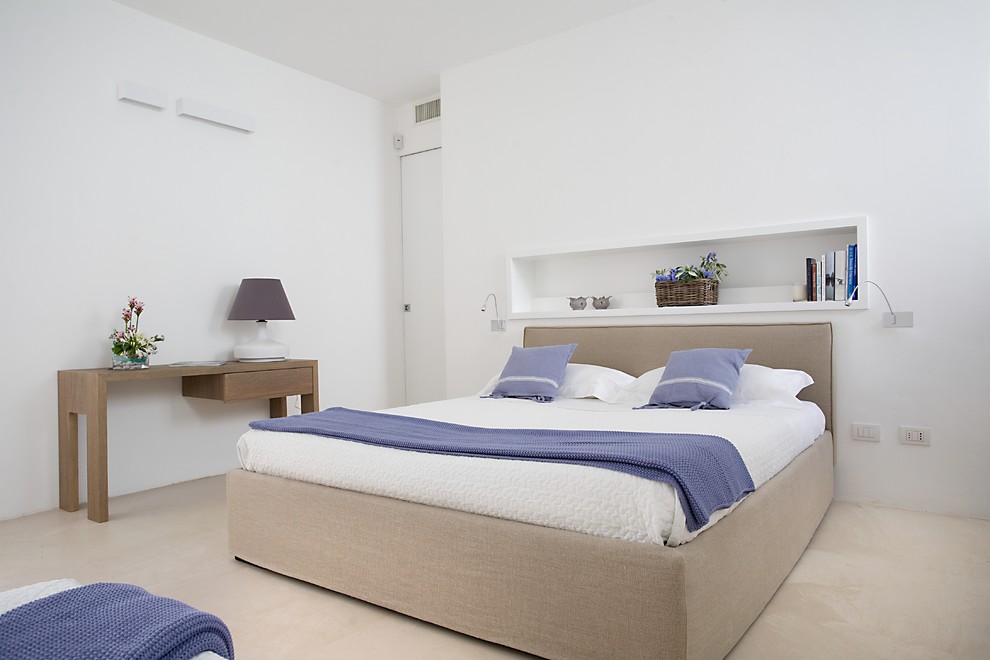 バーリにある地中海スタイルのおしゃれな主寝室 (白い壁、磁器タイルの床)