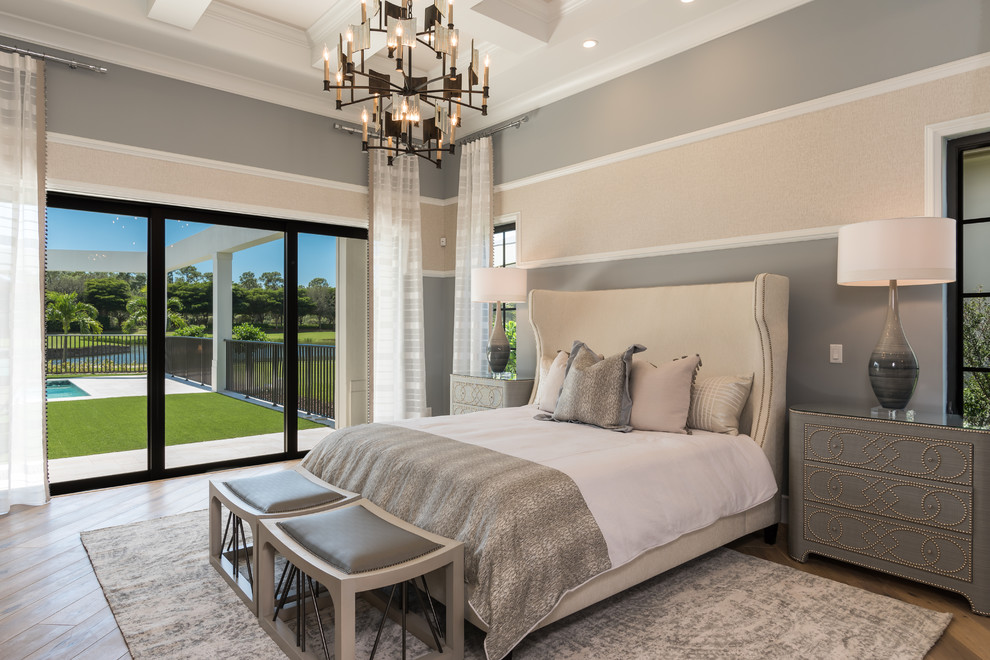 マイアミにある巨大なトランジショナルスタイルのおしゃれな主寝室 (グレーの壁、無垢フローリング) のレイアウト