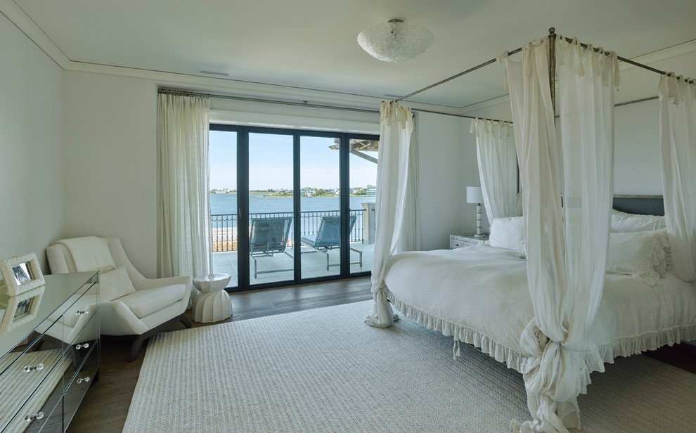 Imagen de dormitorio principal mediterráneo con paredes blancas, suelo de madera oscura y suelo marrón
