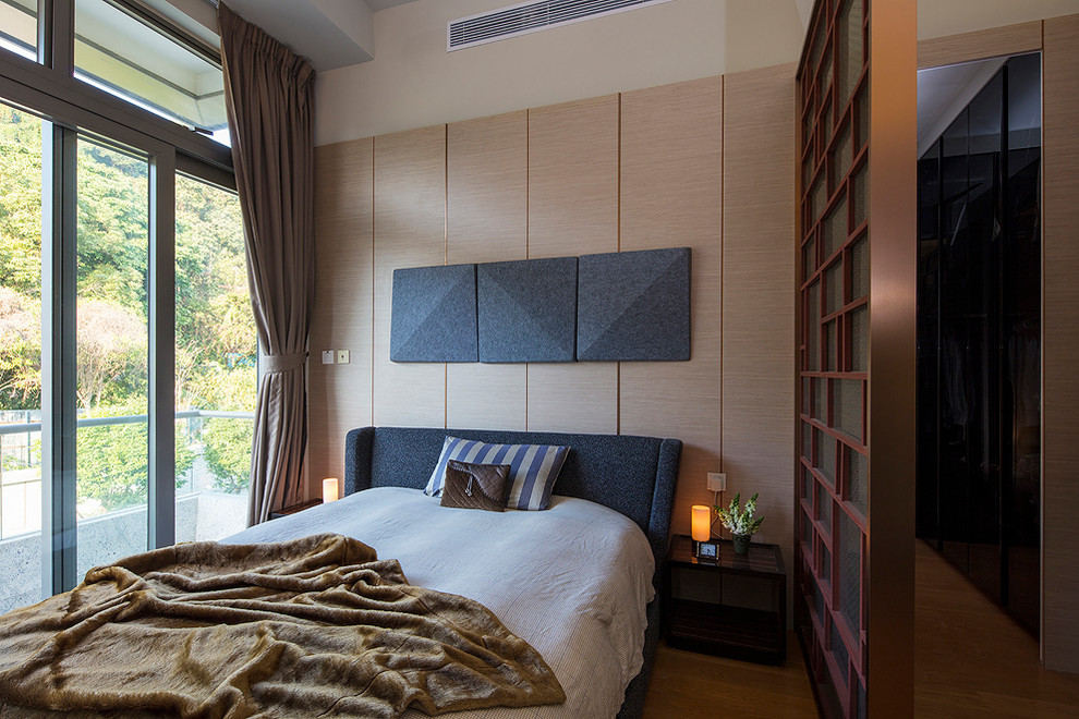 ロンドンにあるアジアンスタイルのおしゃれな寝室 (茶色い壁、茶色い床) のインテリア