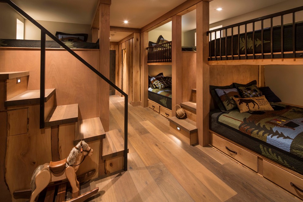 Imagen de habitación de invitados rural de tamaño medio con suelo de madera en tonos medios, suelo marrón y paredes marrones