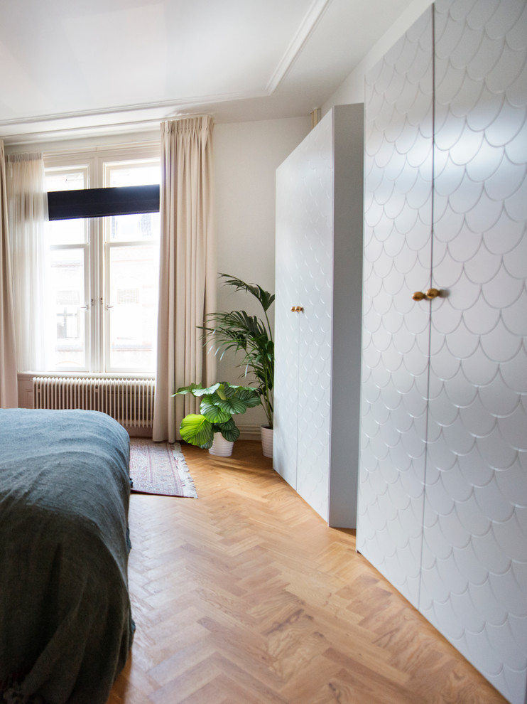 Ispirazione per una camera matrimoniale contemporanea di medie dimensioni con pareti bianche e pavimento in legno massello medio