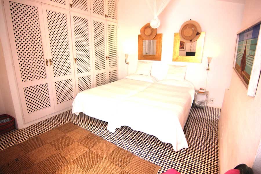 На фото: спальня в средиземноморском стиле