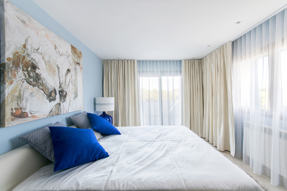 Idee per una grande camera matrimoniale minimalista con pareti blu e pavimento in marmo