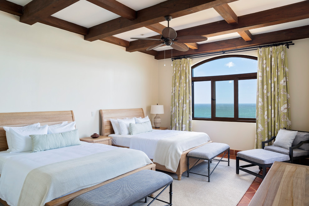 他の地域にある地中海スタイルのおしゃれな客用寝室 (白い壁、暖炉なし、赤い床) のレイアウト