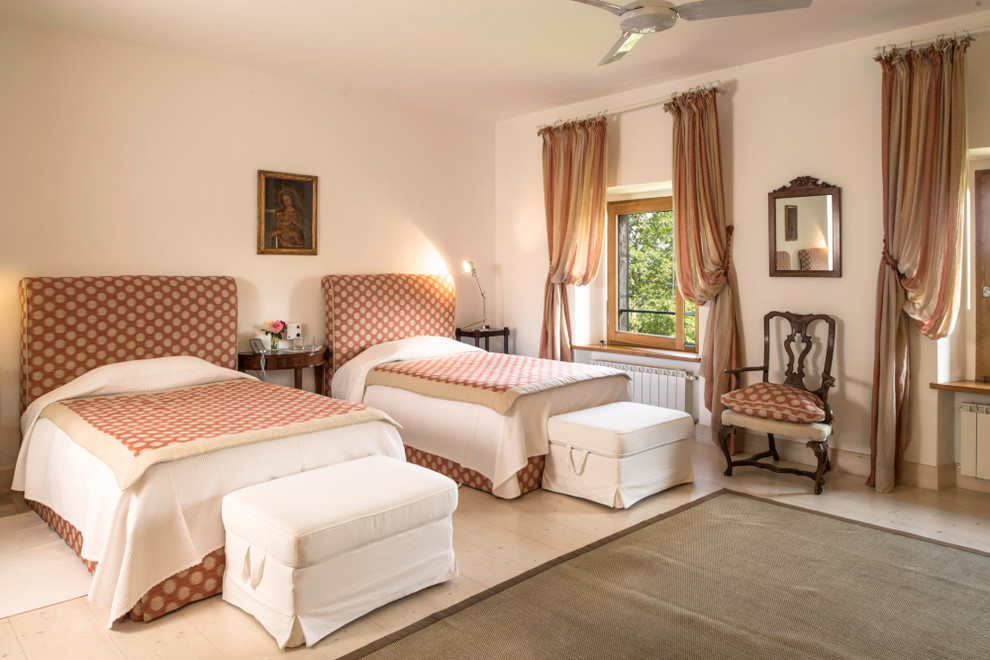 Modelo de habitación de invitados contemporánea de tamaño medio con paredes blancas y suelo de madera clara