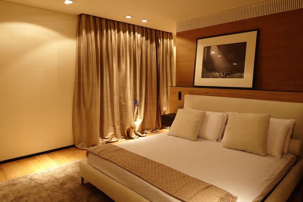 Esempio di una camera degli ospiti design di medie dimensioni con pareti bianche e pavimento in legno massello medio