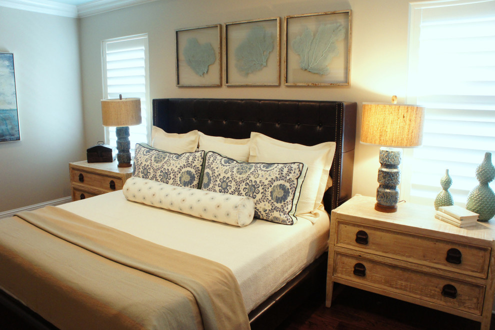 Foto de dormitorio principal marinero de tamaño medio con paredes grises y suelo de madera oscura
