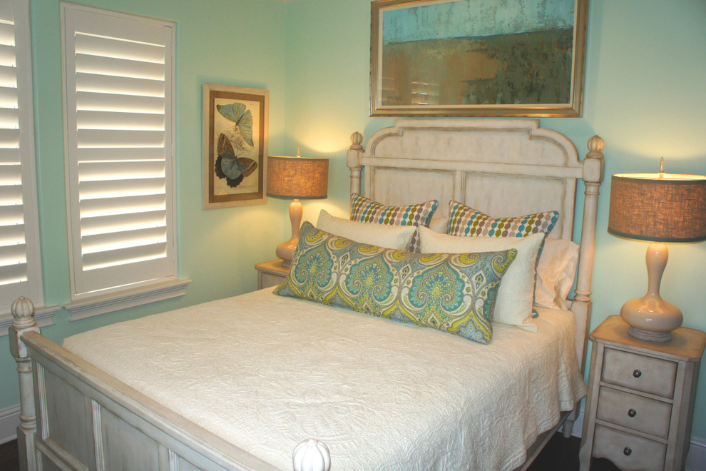 Immagine di una camera degli ospiti stile marinaro di medie dimensioni con pareti blu e parquet scuro