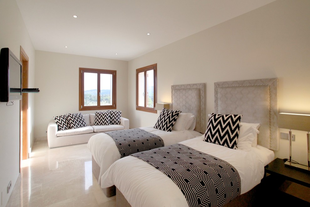 На фото: гостевая спальня среднего размера, (комната для гостей) в средиземноморском стиле с белыми стенами и мраморным полом с