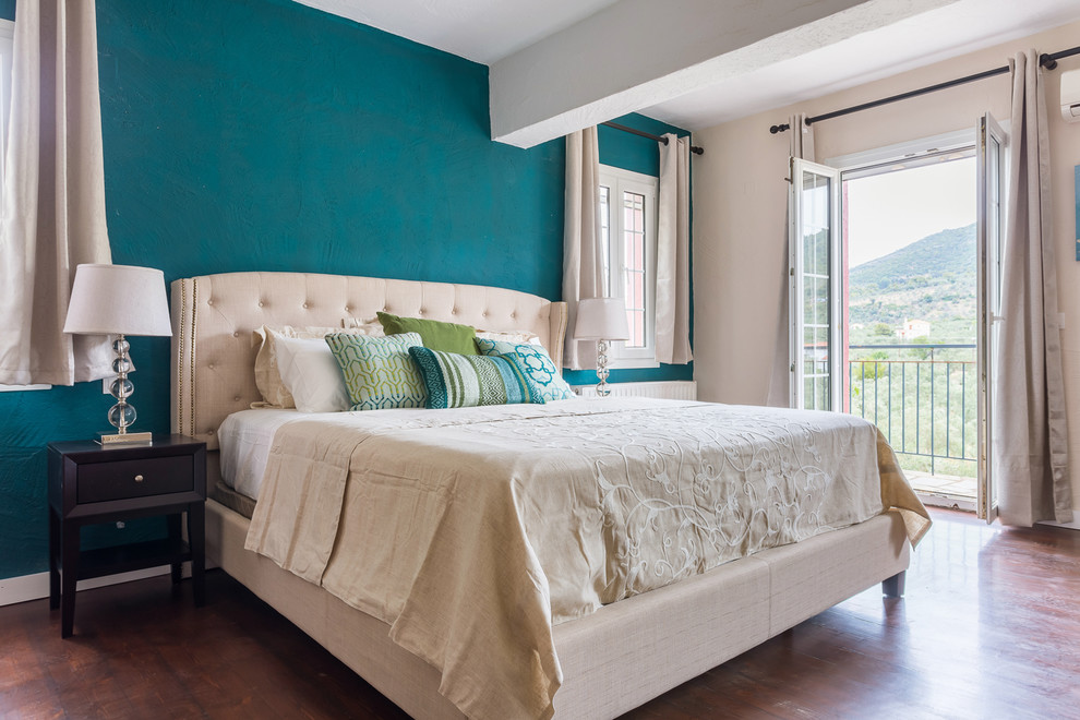 Imagen de dormitorio principal clásico renovado grande con paredes beige, suelo de madera oscura y suelo marrón