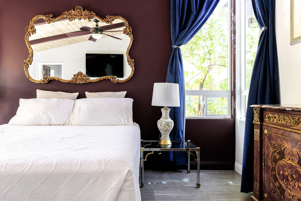 Imagen de dormitorio principal ecléctico de tamaño medio con paredes púrpuras, suelo de baldosas de cerámica y suelo gris