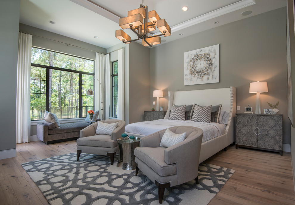 Klassisches Hauptschlafzimmer mit grauer Wandfarbe, braunem Holzboden und braunem Boden in Orlando